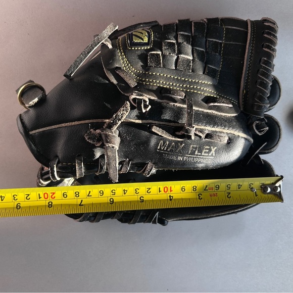 Mizuno Max Flex MZ107 Youth Black Baseball Glove Full Grain Leather “Left Hand” - Picture 8 of 9